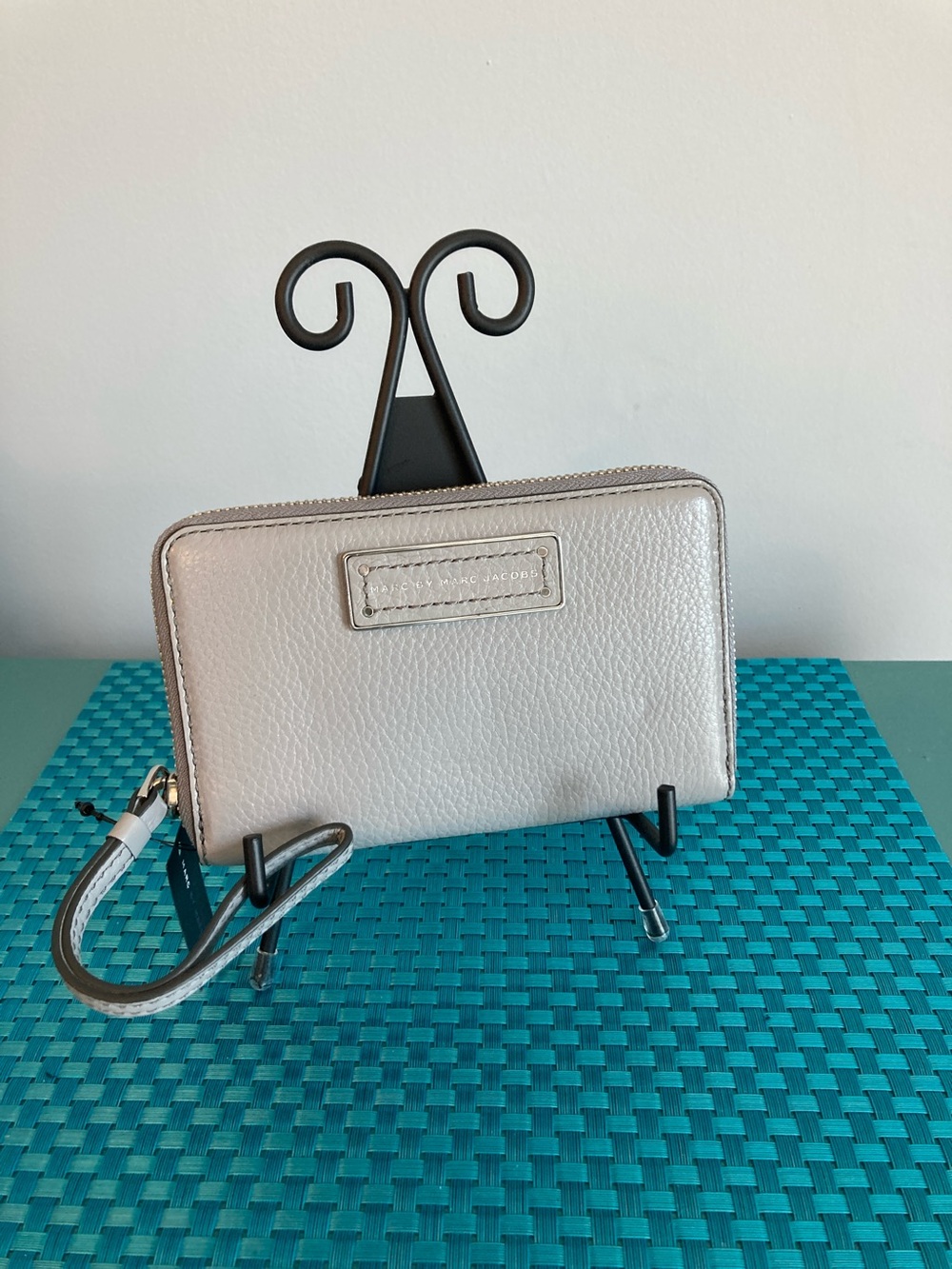 NWT Marc Jacobs Pebbled Leather Wristlet Wallet in Light Gray
